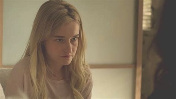 Does Julia Garner have an accent? Why does Julia Garner talk like that?