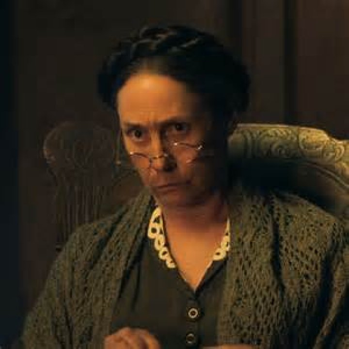 Laurie Metcalf Bio (Wiki) ·