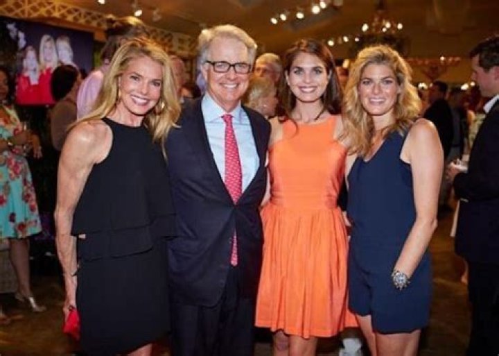 Mary Grace Hicks (Hope Hicks Sister) Wiki, Biography, Age, Height, Weight, Husband, Net Worth, Family ·