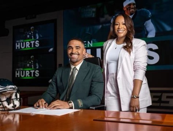 Rising NFL agent Nicole Lynn wins over prospects through perseverance, smarts and digging in her hee ·