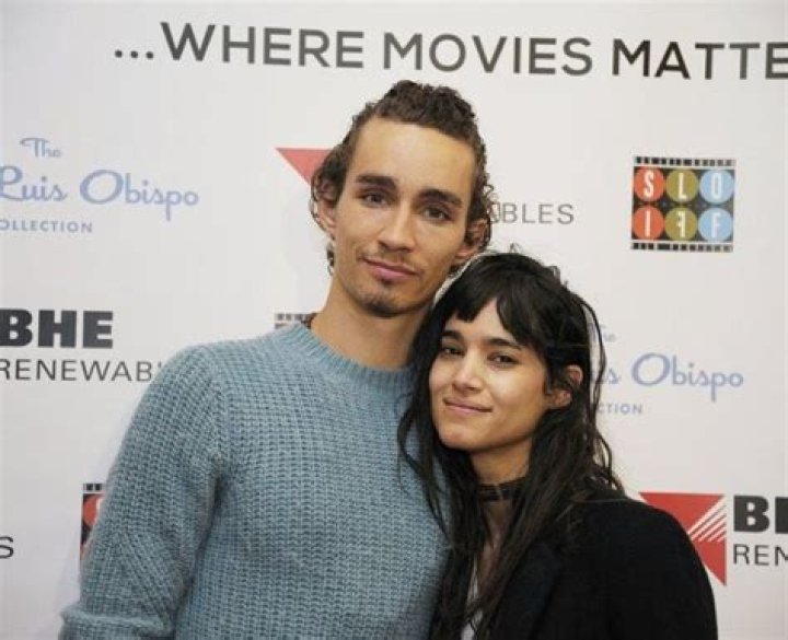 Robert Sheehan Height, Weight, Age, Girlfriend, Family, Facts, Biography