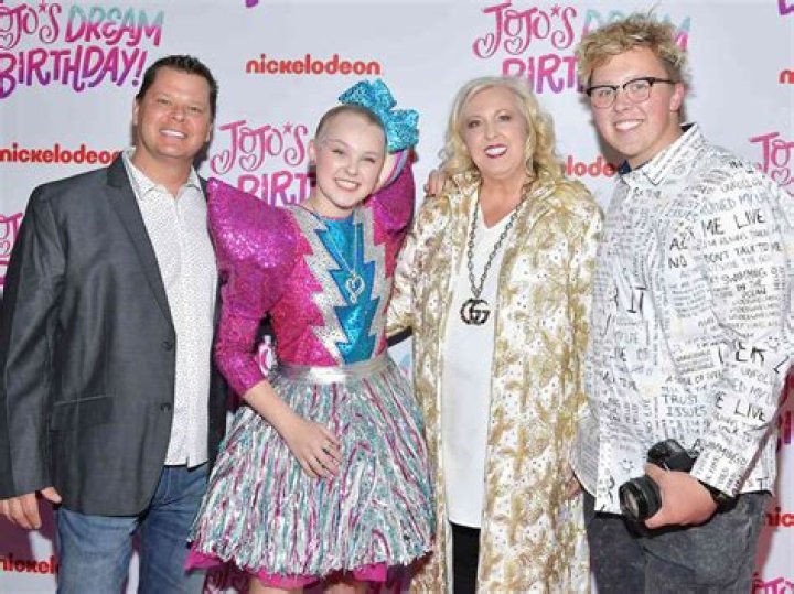 Who Are JoJo Siwa's Parents Jessalyn and Tom Siwa? Family Details